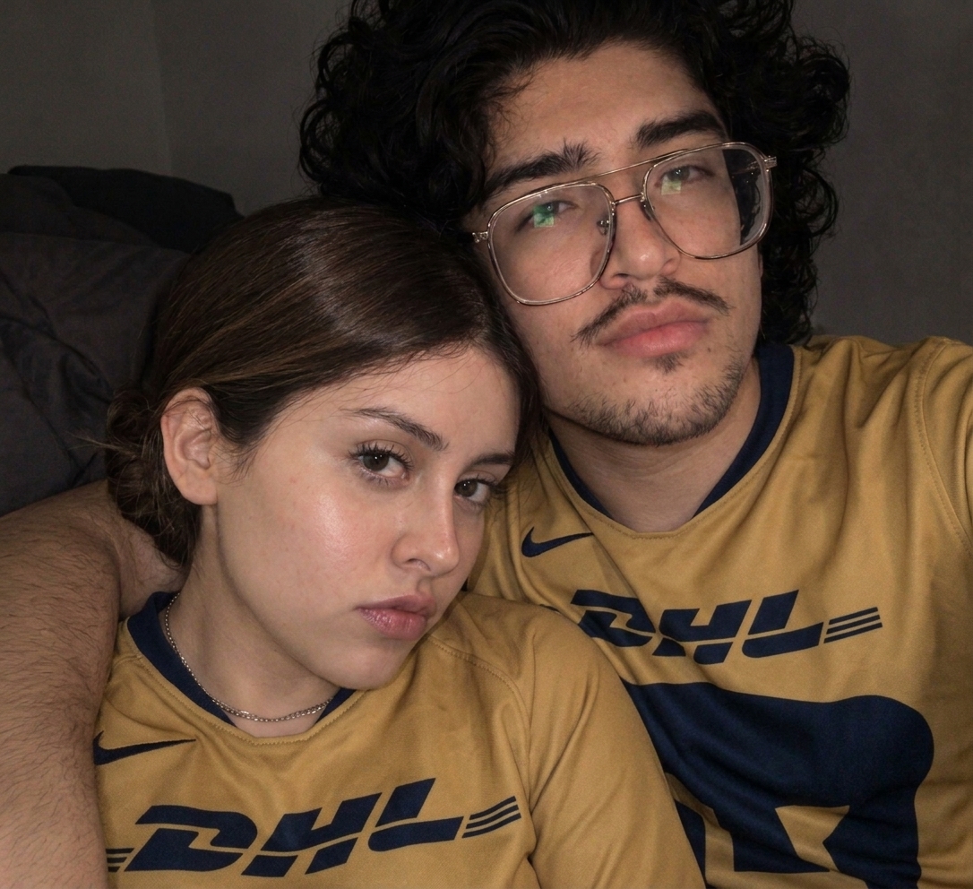 Ximena y Aurelio juntos con sus camisetas de Pumas
